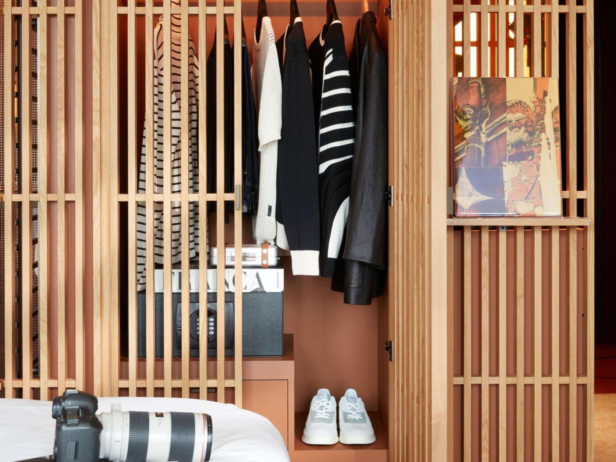 So/ Paris Hotel Bagian luar foto A wardrobe