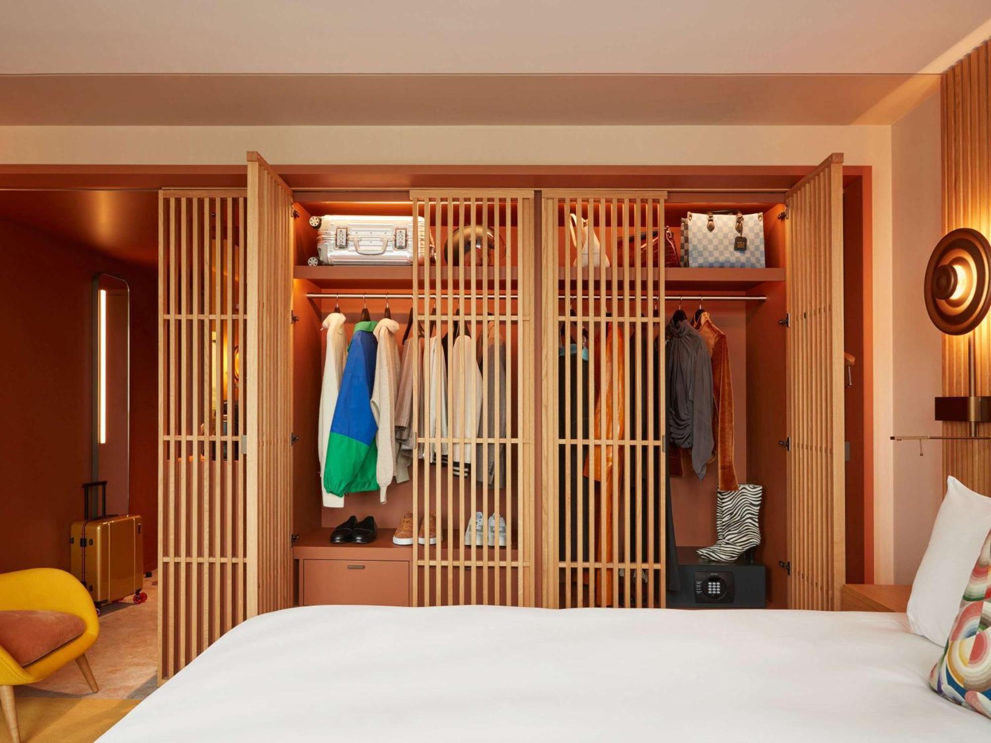 So/ Paris Hotel Bagian luar foto A wardrobe
