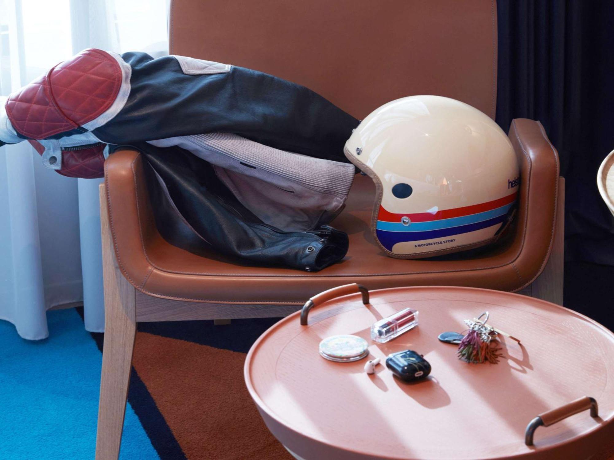 So/ Paris Hotel Bagian luar foto A jet helmet
