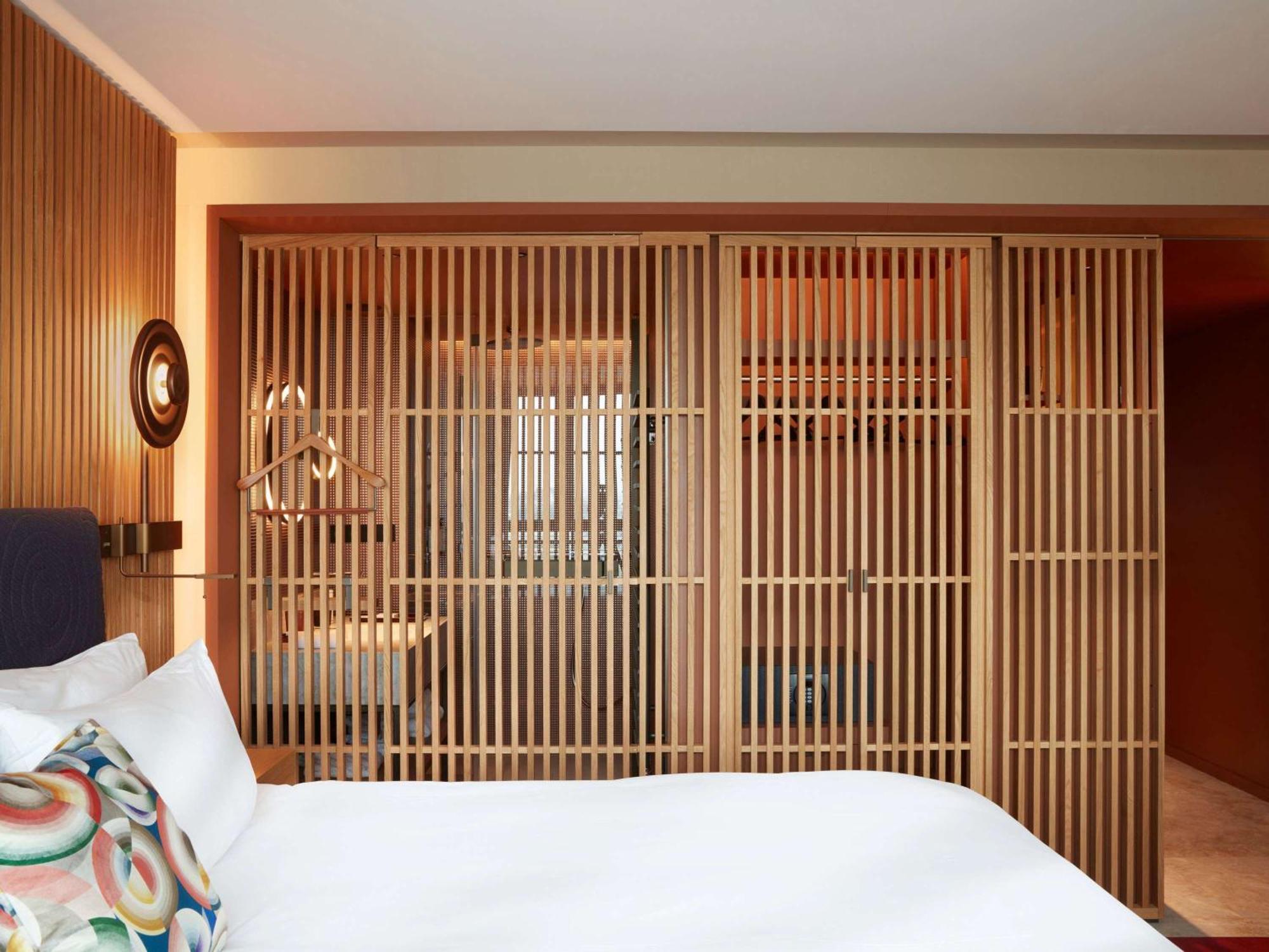 So/ Paris Hotel Bagian luar foto A room at the hotel