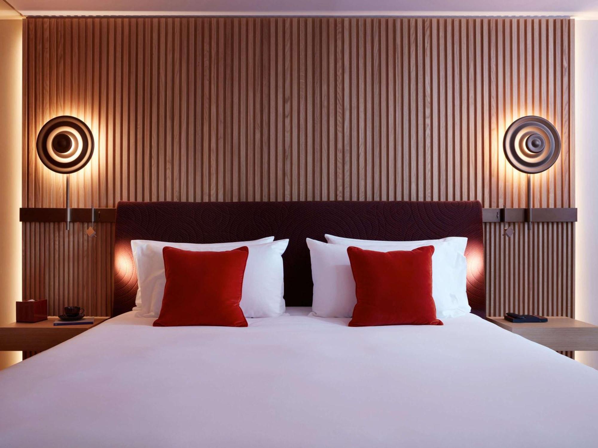 So/ Paris Hotel Bagian luar foto A bedroom at the hotel