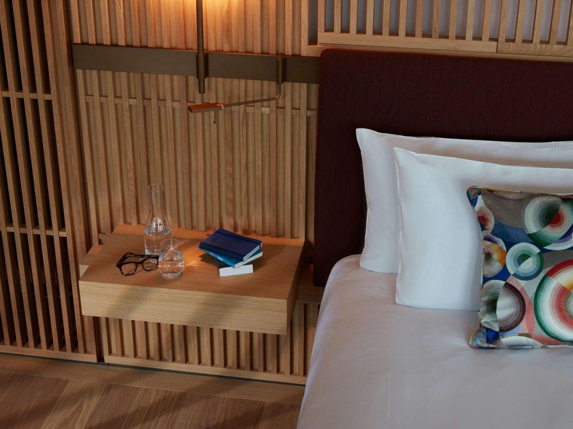 So/ Paris Hotel Bagian luar foto A bedside table