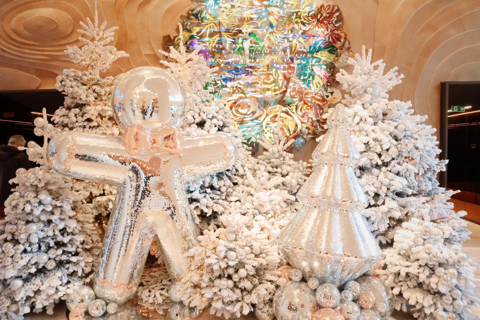 So/ Paris Hotel Bagian luar foto Christmas tree at the Four Seasons Hotel, Seoul, South Korea