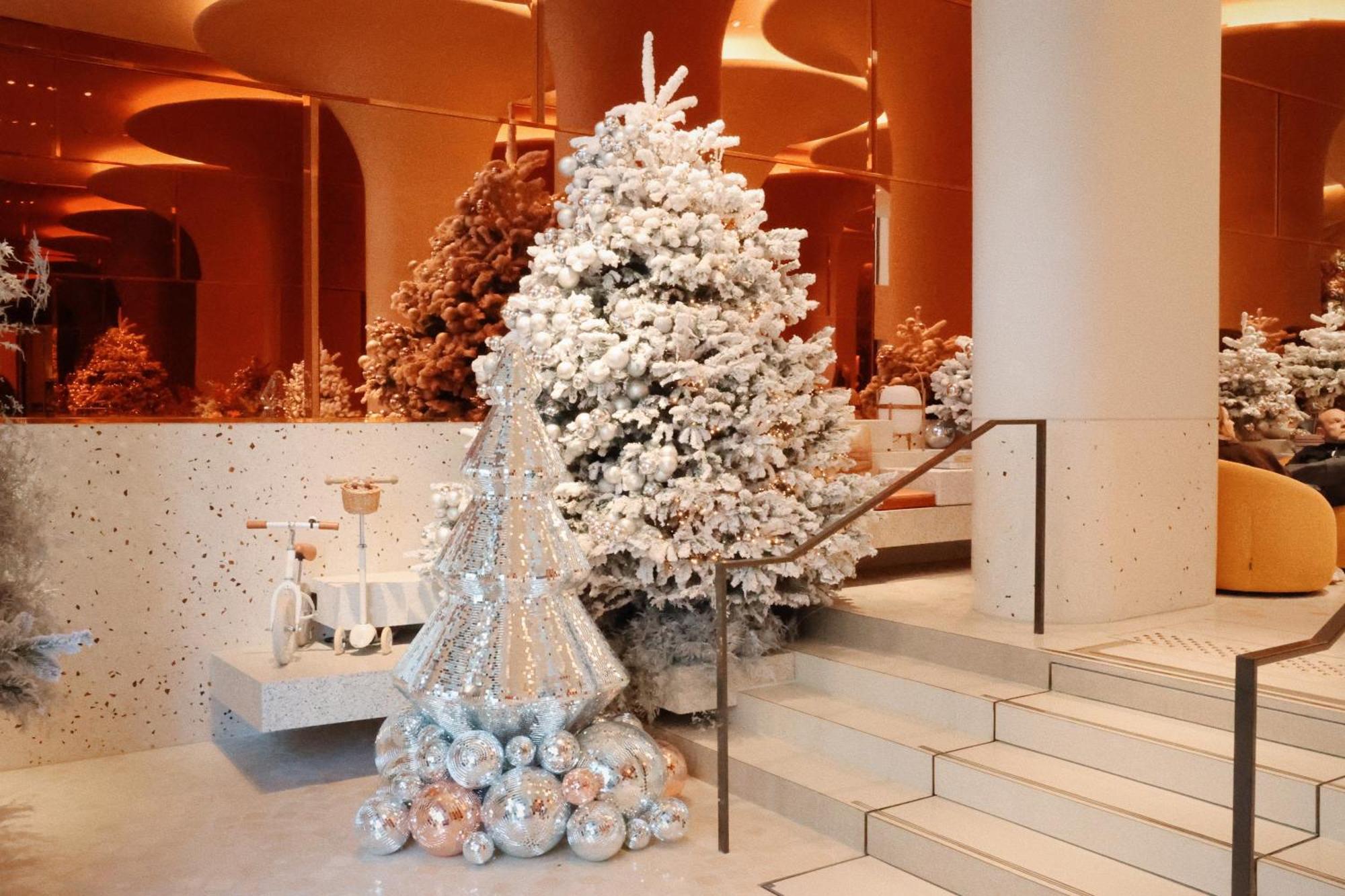 So/ Paris Hotel Bagian luar foto Christmas tree at the Four Seasons Hotel, Hong Kong