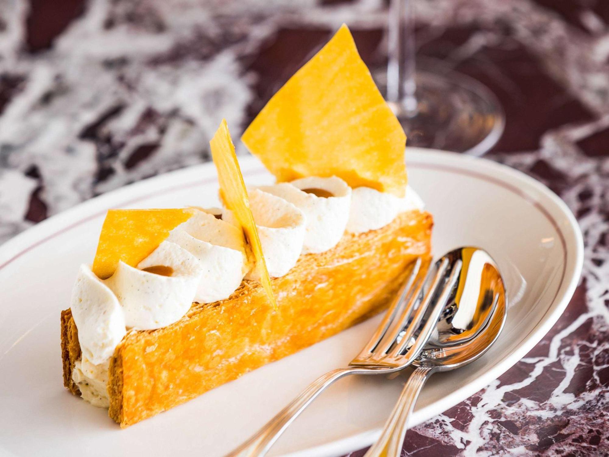 So/ Paris Hotel Bagian luar foto A slice of mango float
