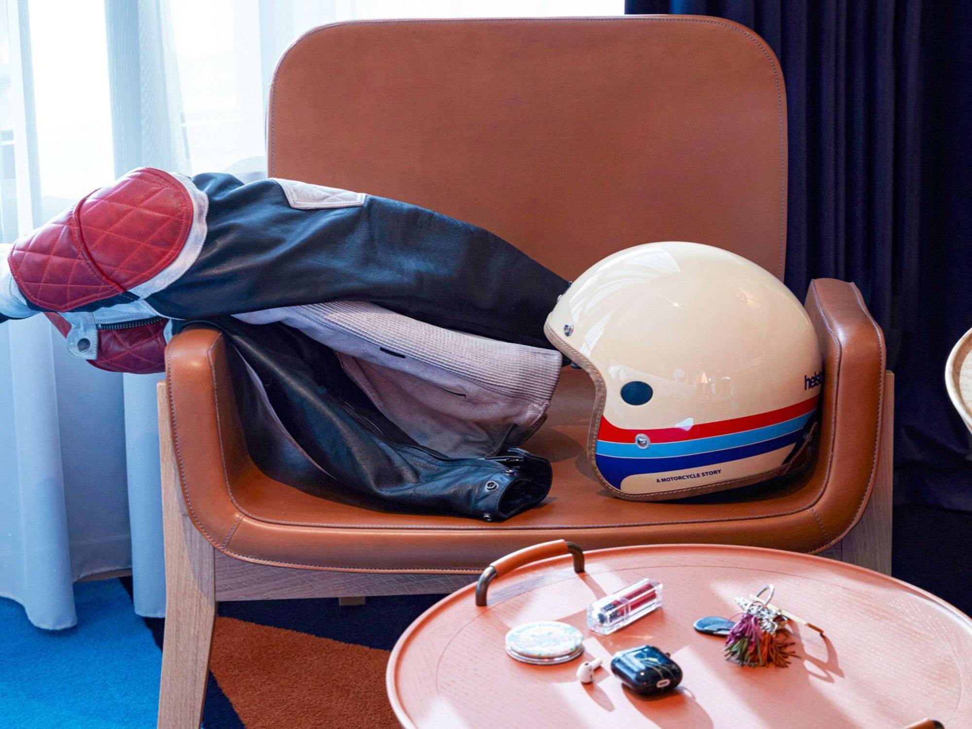 So/ Paris Hotel Bagian luar foto A motorcycle helmet
