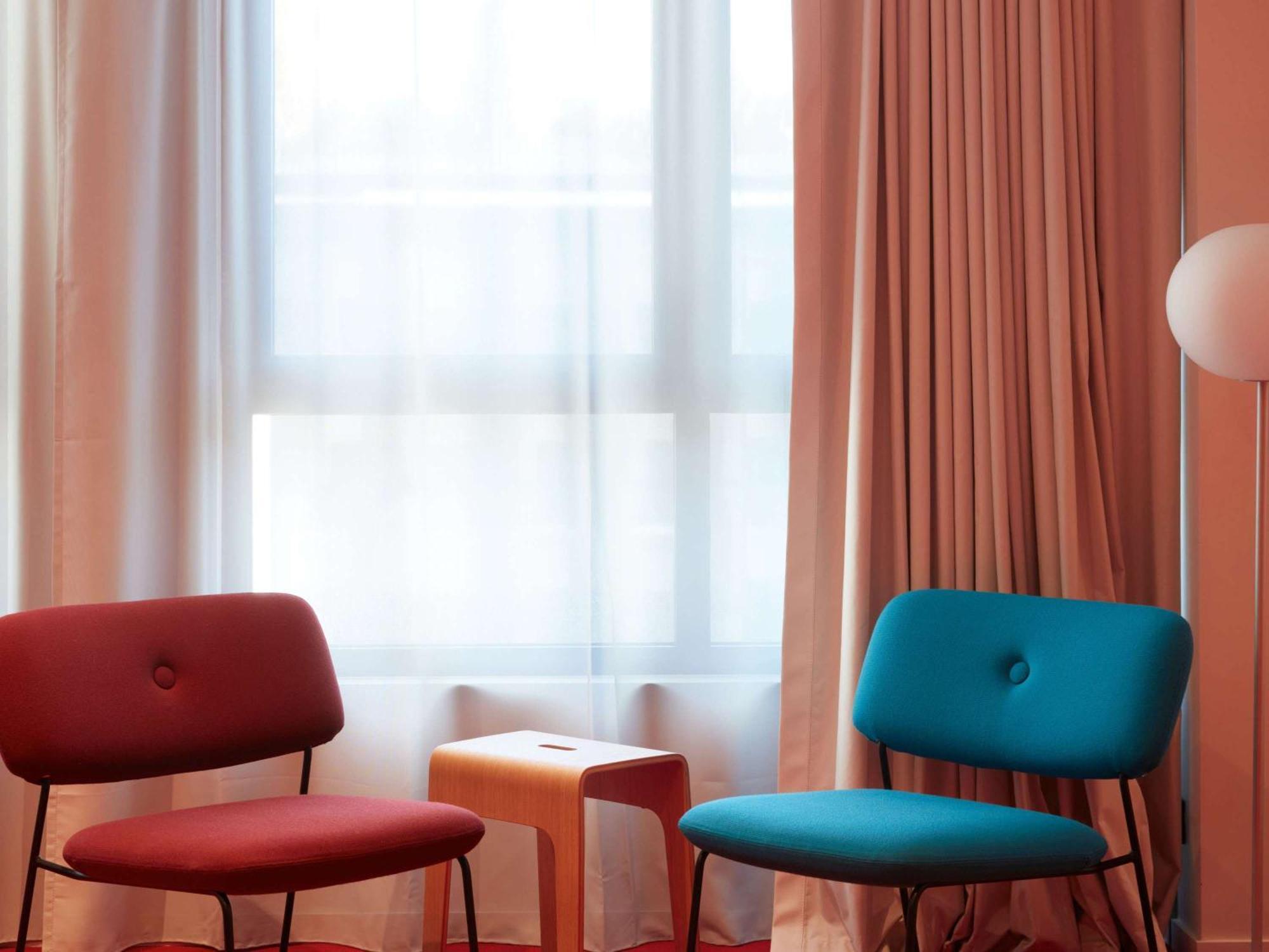 So/ Paris Hotel Bagian luar foto The interior of a room at the hotel