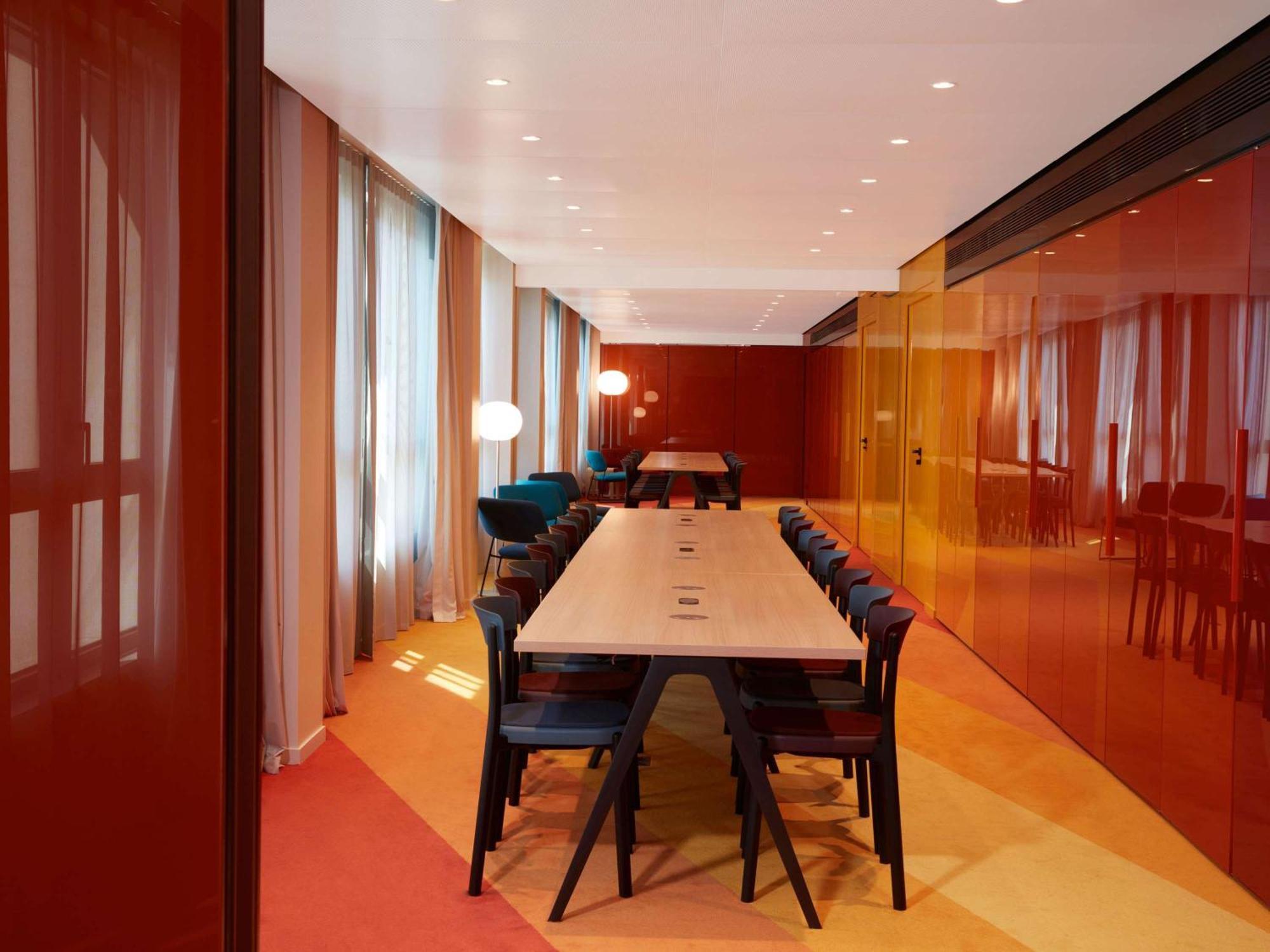 So/ Paris Hotel Bagian luar foto The interior of the library