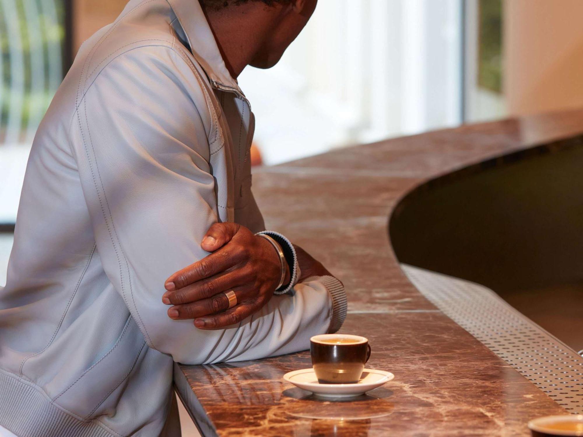 So/ Paris Hotel Bagian luar foto A man leaning on a bar