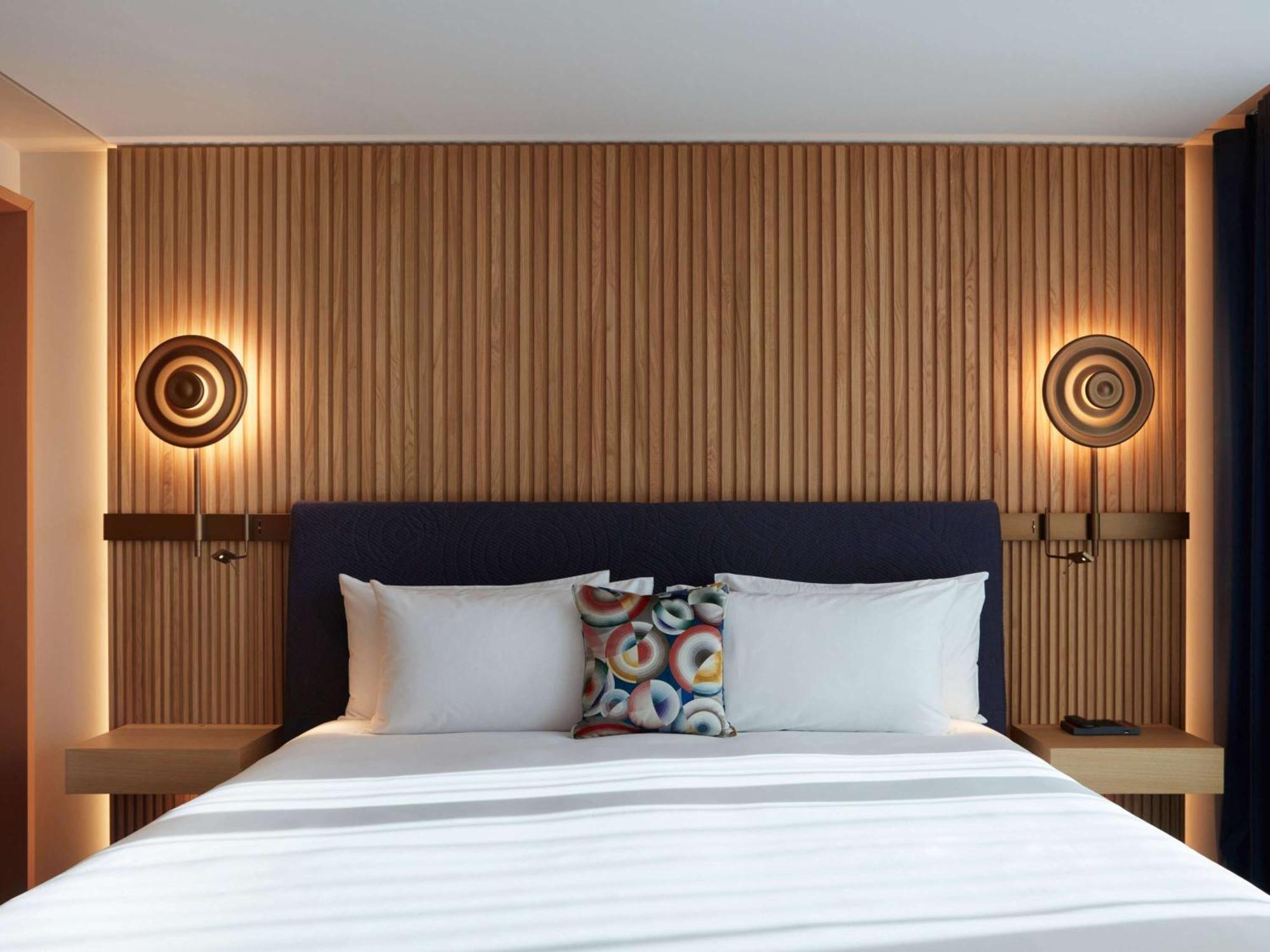 So/ Paris Hotel Bagian luar foto A bedroom at the hotel